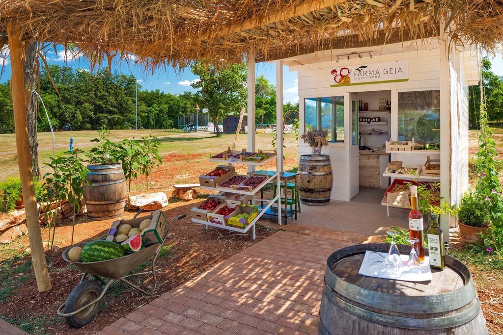 Happy Camp Mobile Homes In Camping Park Umag Karigador Exterior photo