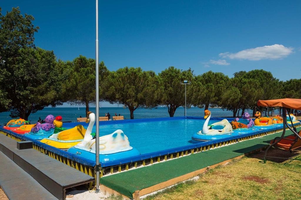 Happy Camp Mobile Homes In Camping Park Umag Karigador Exterior photo